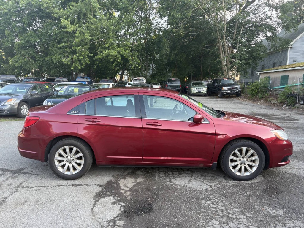 2011 Chrysler 200 Image 4