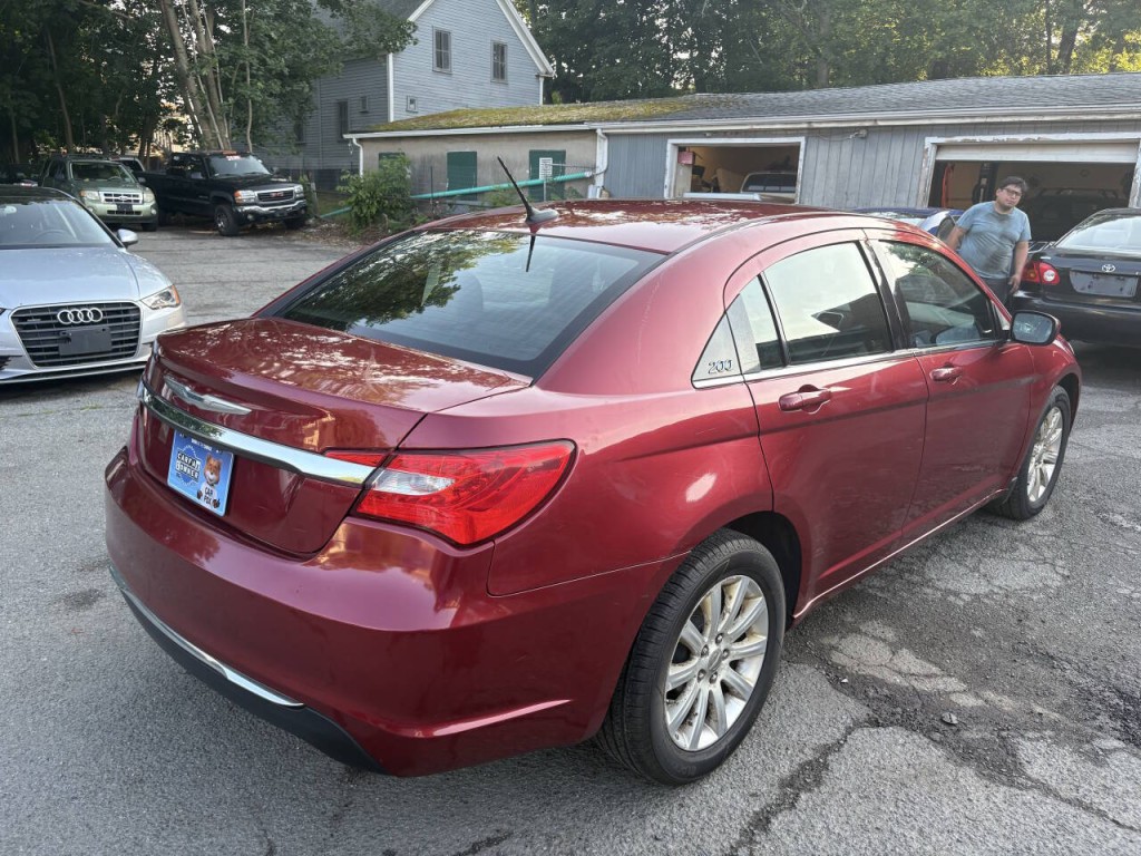 2011 Chrysler 200 Image 5
