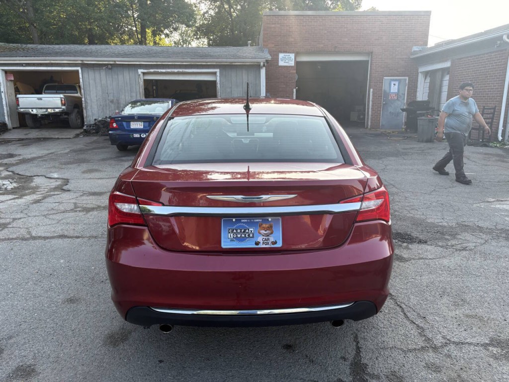 2011 Chrysler 200 Image 6