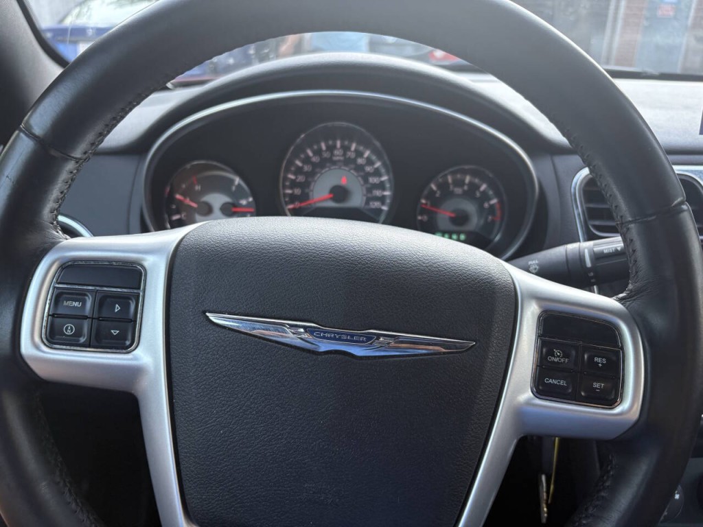 2011 Chrysler 200 Image 15