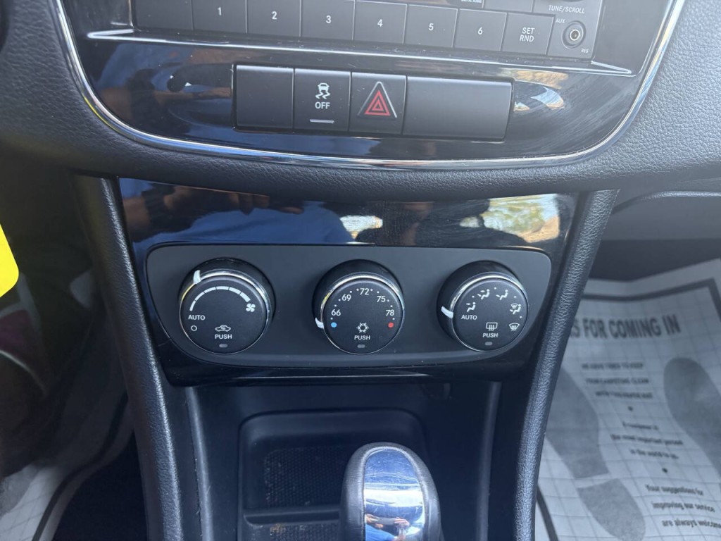 2011 Chrysler 200 Image 17