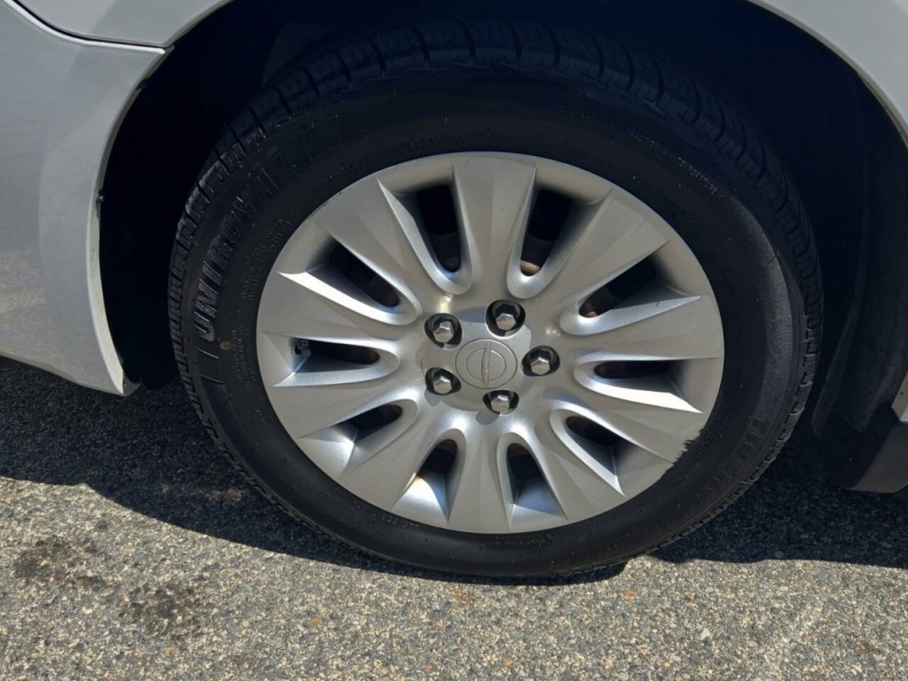 2014 Chrysler 200 Image 2