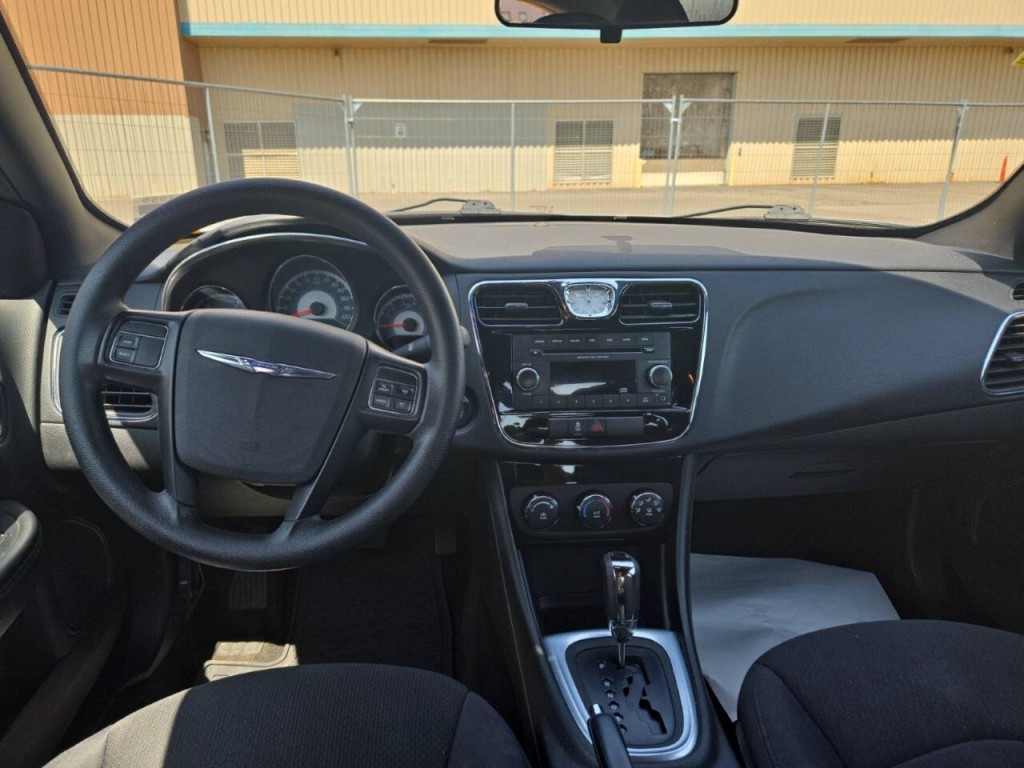2014 Chrysler 200 Image 4