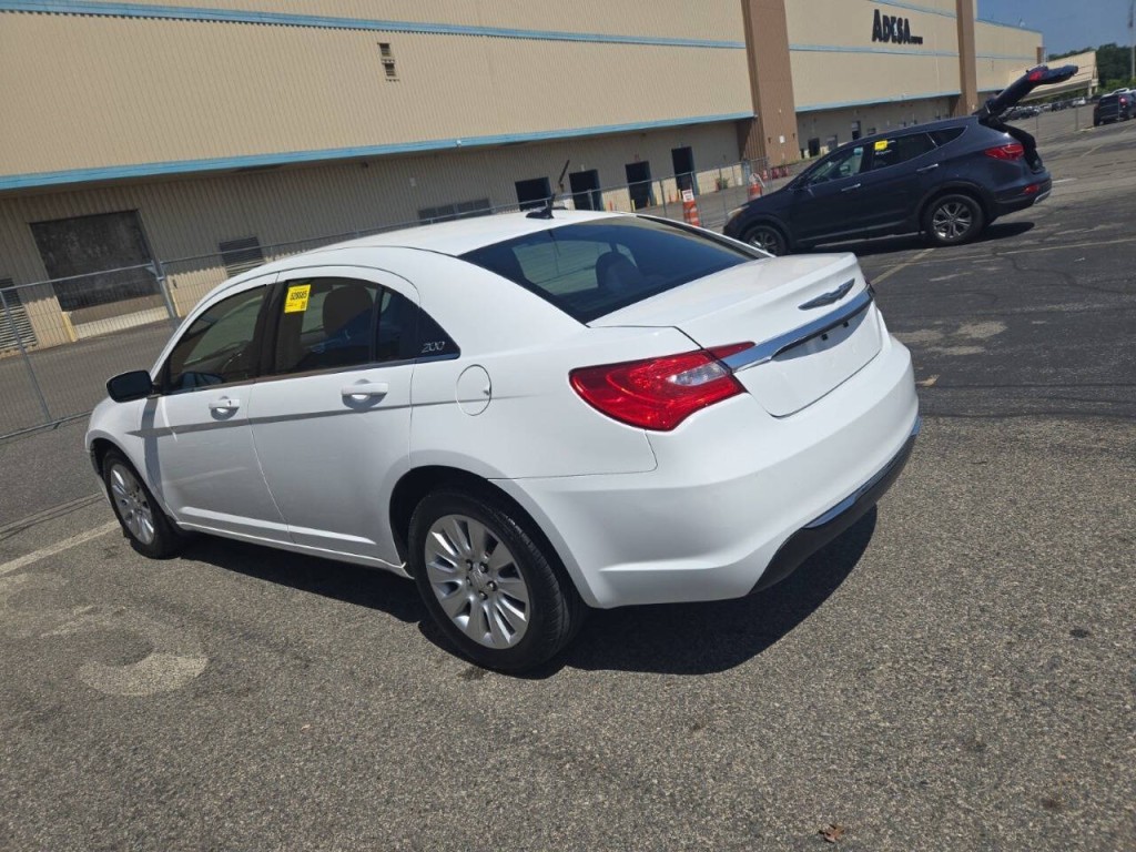 2014 Chrysler 200 Image 6