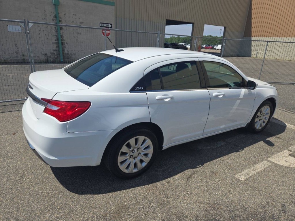 2014 Chrysler 200 Image 8