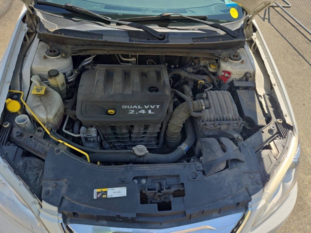 2014 Chrysler 200 Image 9