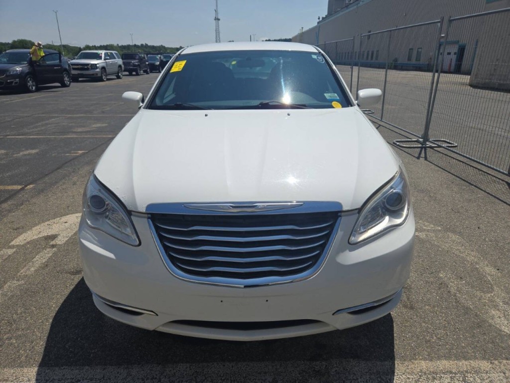 2014 Chrysler 200 Image 12