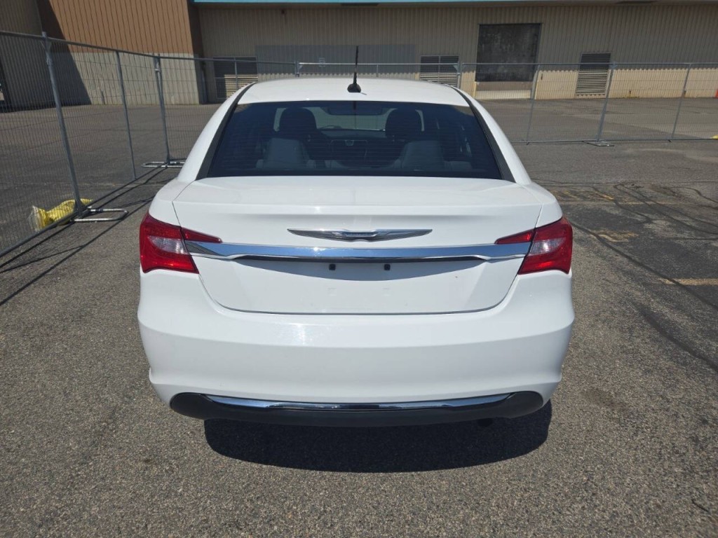 2014 Chrysler 200 Image 13