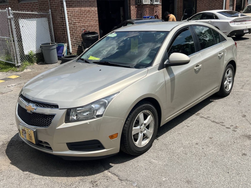2014 Chevrolet Cruze Image 2