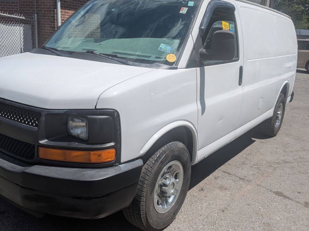 2010 Chevrolet Express Image 2