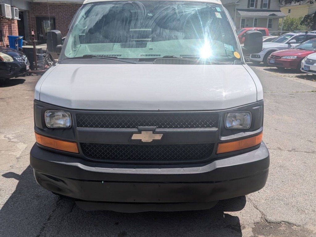 2010 Chevrolet Express Image 3
