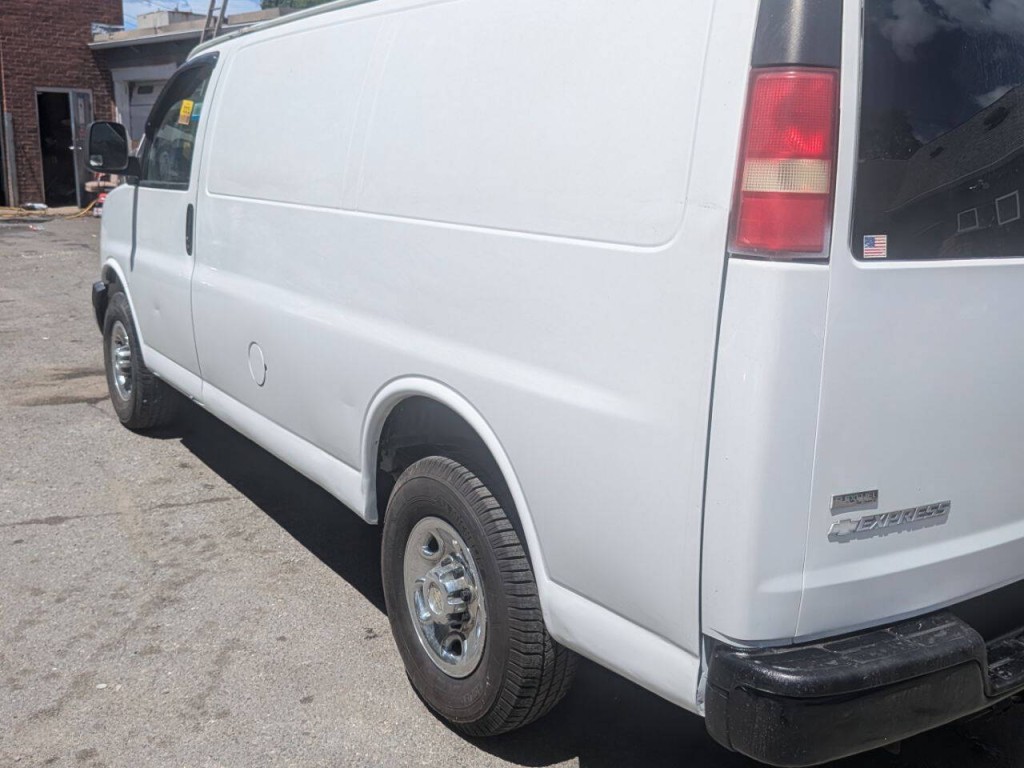 2010 Chevrolet Express Image 5