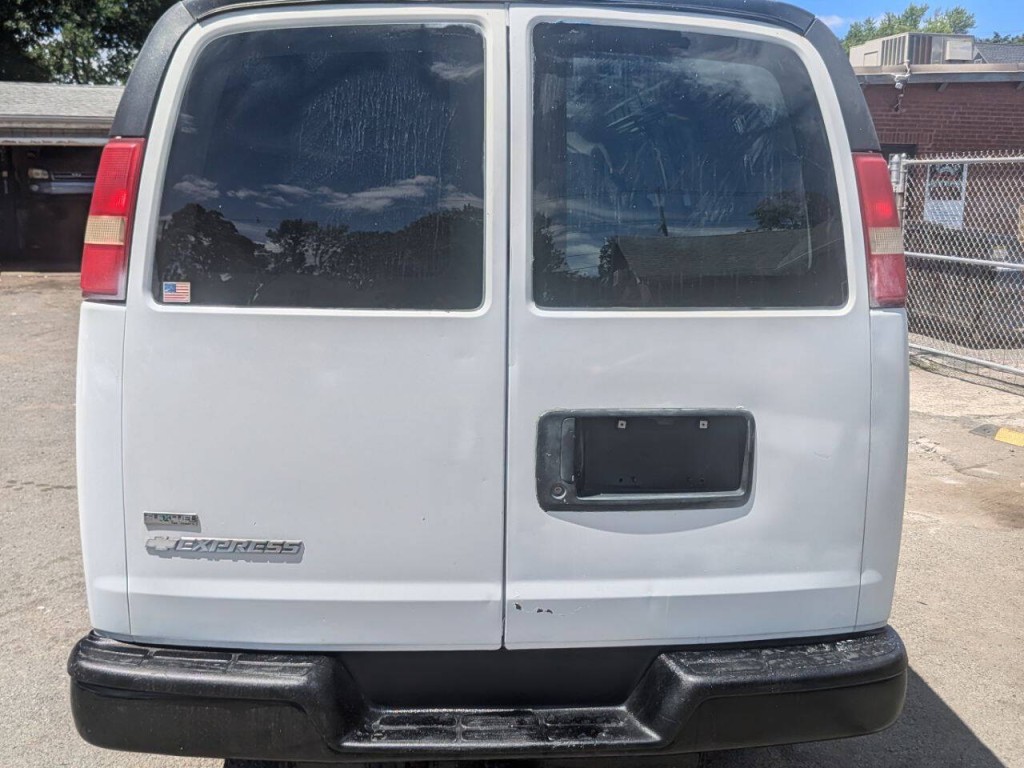 2010 Chevrolet Express Image 6