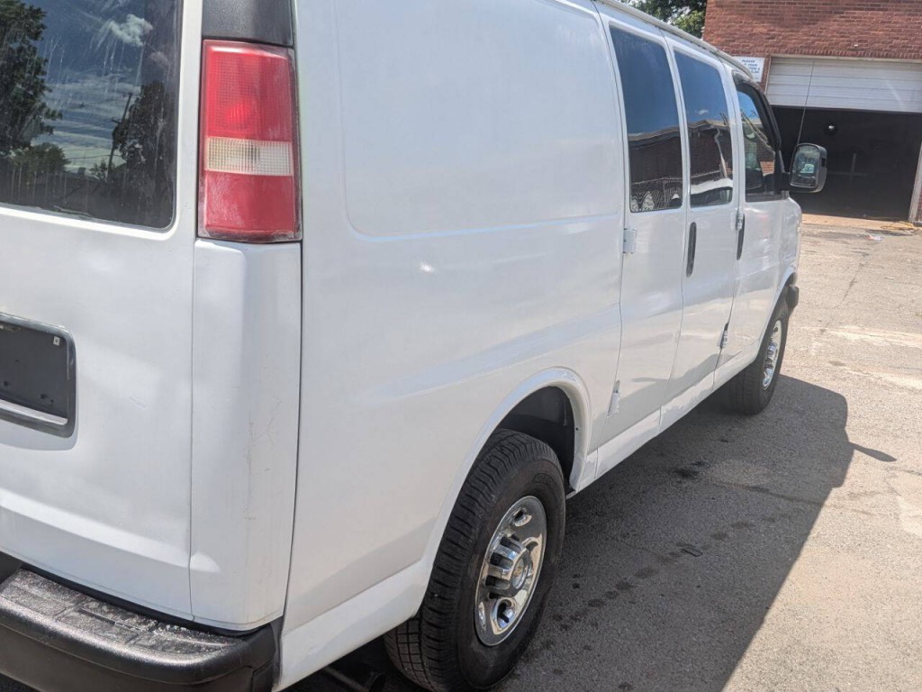 2010 Chevrolet Express Image 7