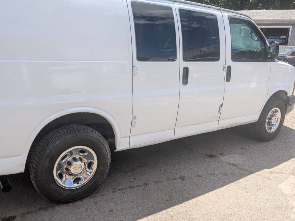 2010 Chevrolet Express Image 8