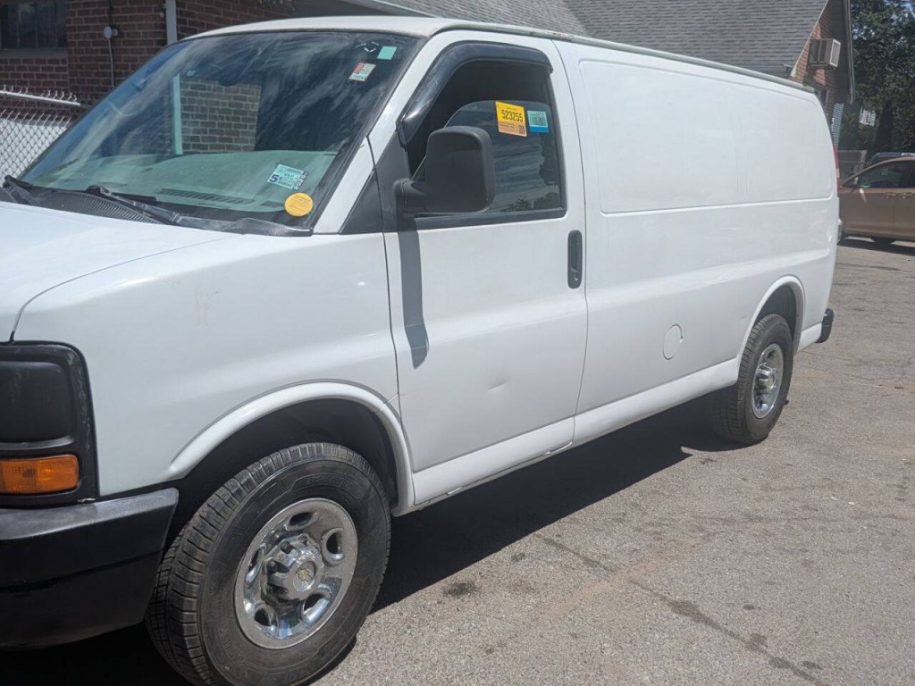 2010 Chevrolet Express Image 17