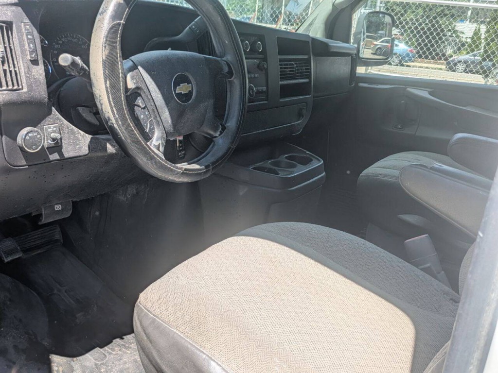 2010 Chevrolet Express Image 18