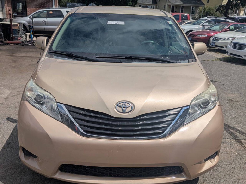 2011 Toyota Sienna Image 2