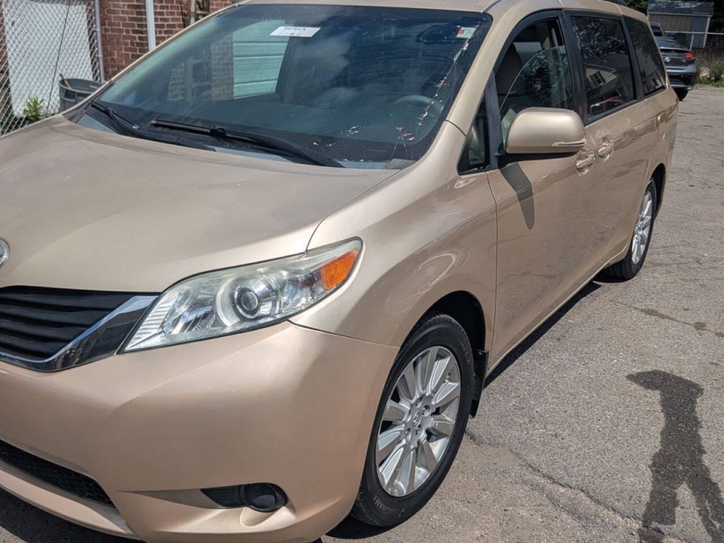 2011 Toyota Sienna Image 3