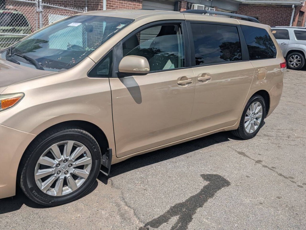 2011 Toyota Sienna Image 4