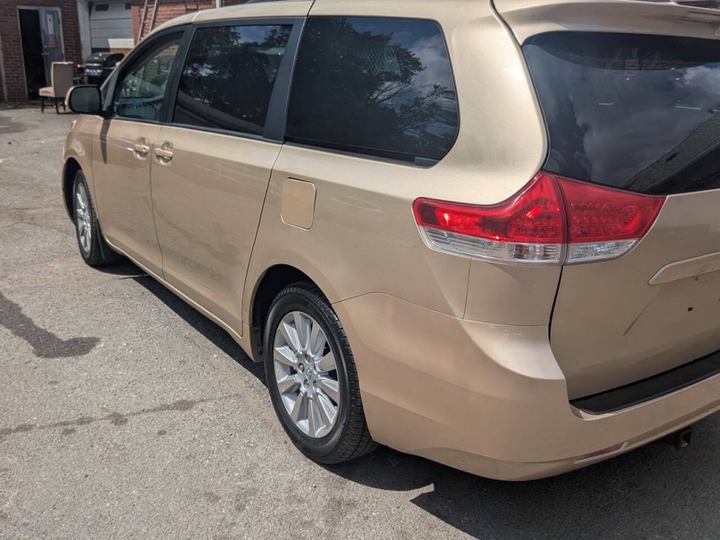 2011 Toyota Sienna Image 5