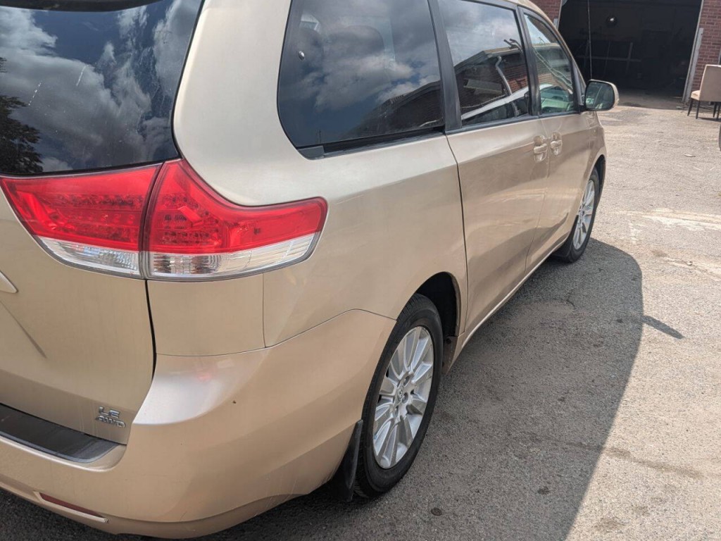 2011 Toyota Sienna Image 7
