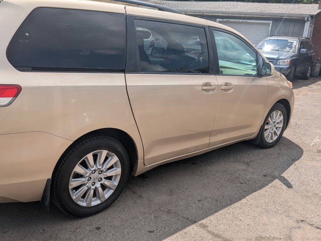 2011 Toyota Sienna Image 8