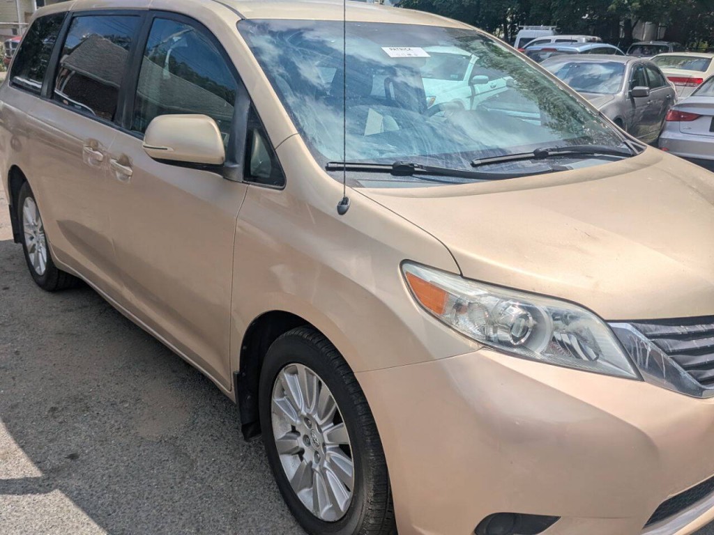2011 Toyota Sienna Image 10