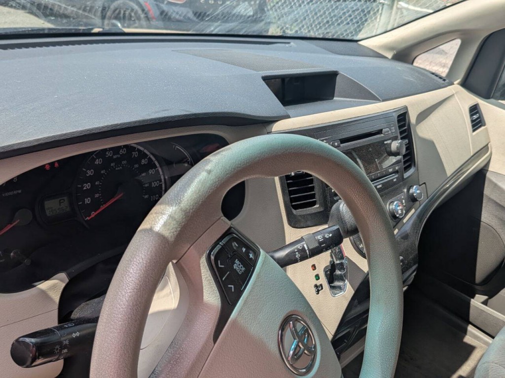 2011 Toyota Sienna Image 14