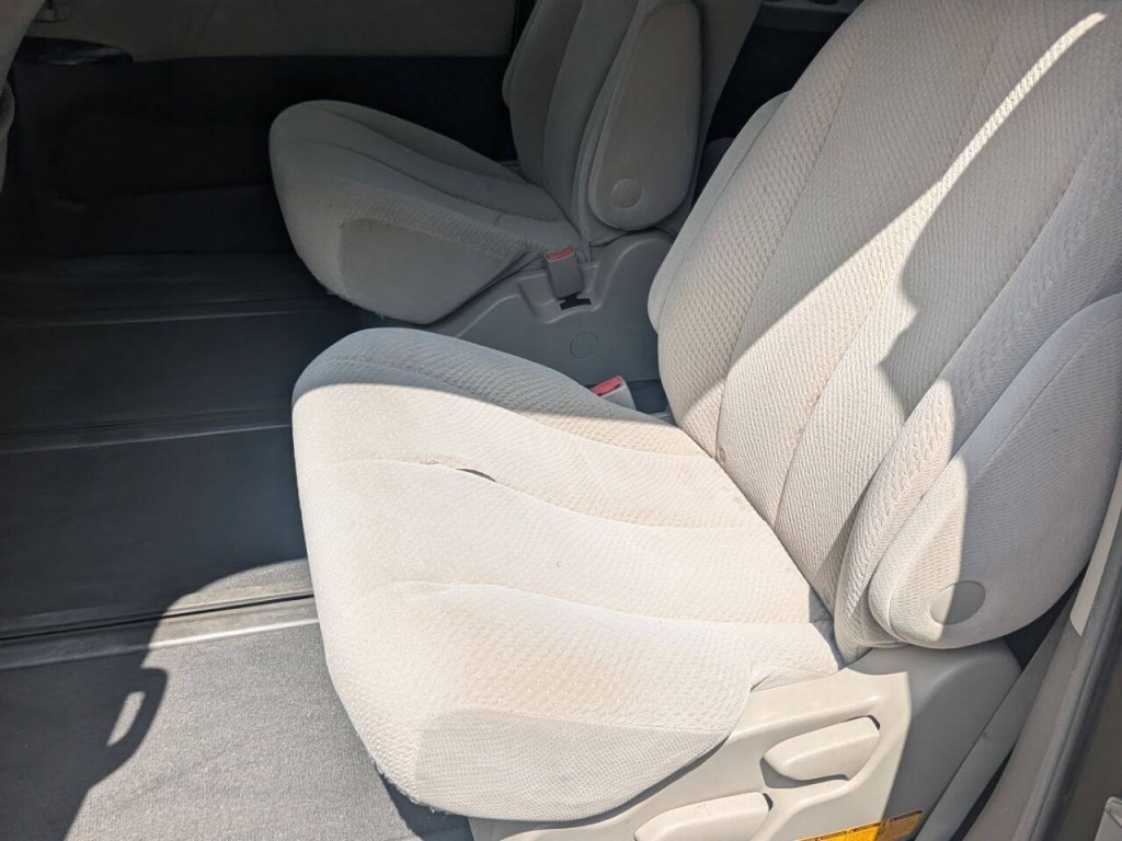 2011 Toyota Sienna Image 15