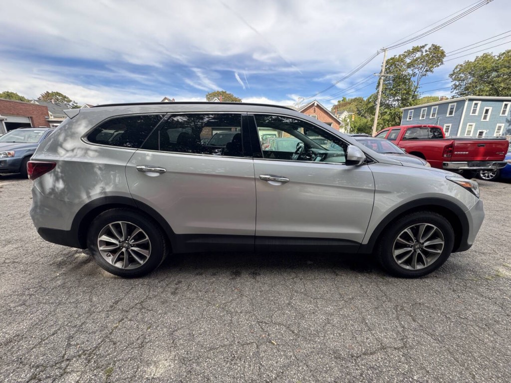 2017 Hyundai Santa Fe Image 2