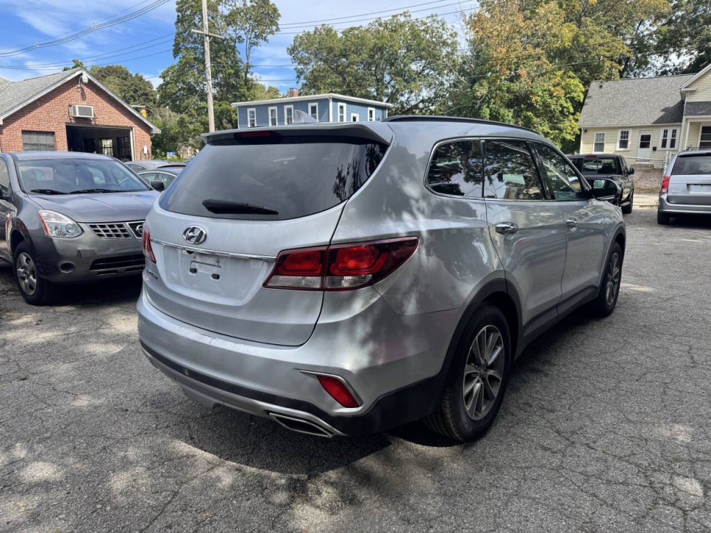 2017 Hyundai Santa Fe Image 3
