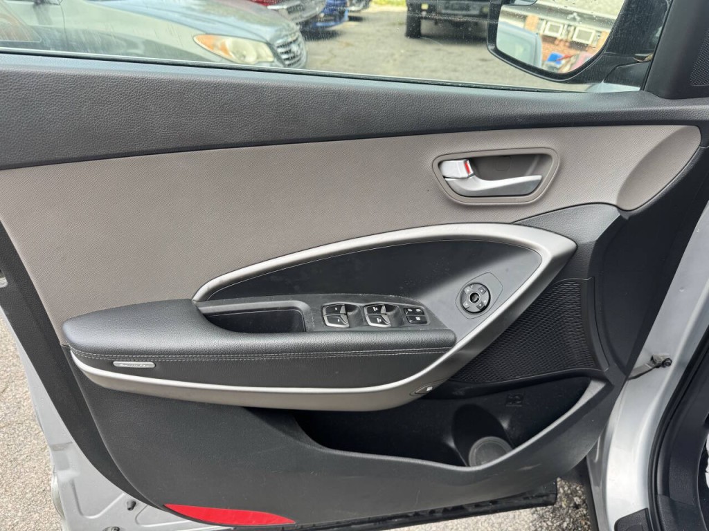 2017 Hyundai Santa Fe Image 9