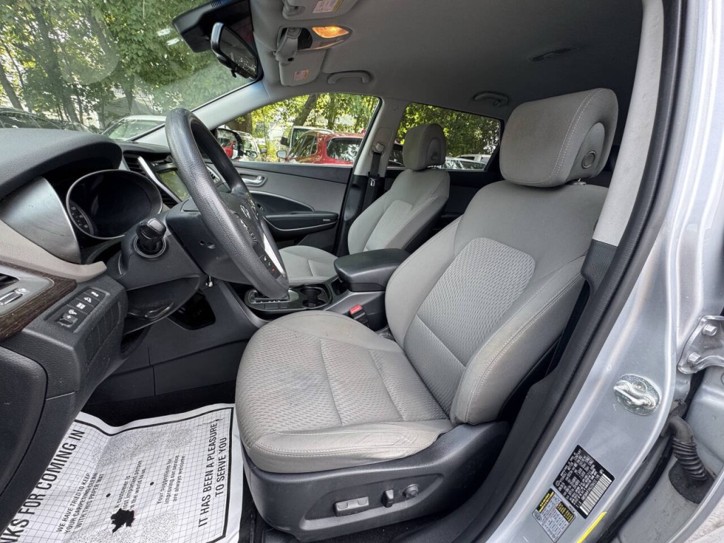 2017 Hyundai Santa Fe Image 11