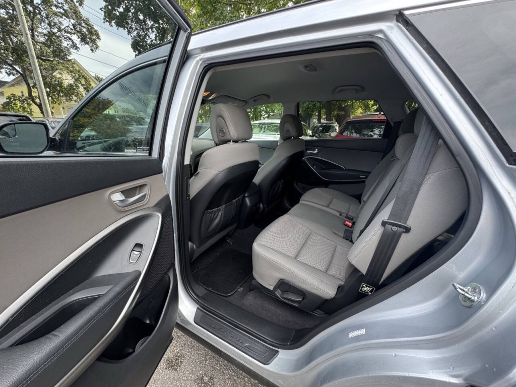 2017 Hyundai Santa Fe Image 12