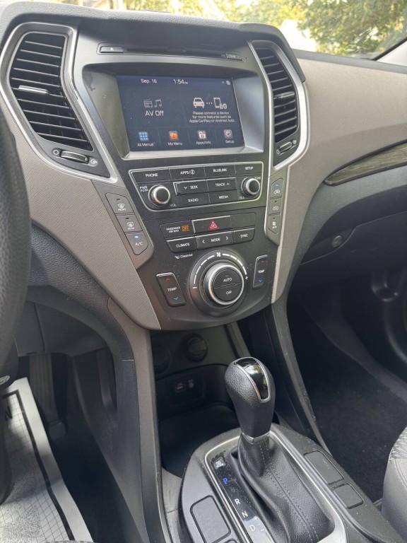 2017 Hyundai Santa Fe Image 17