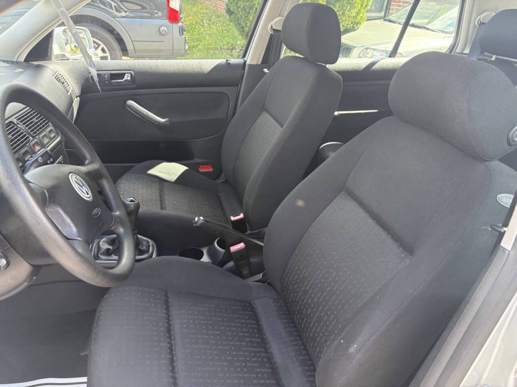 2003 Volkswagen Golf Image 8