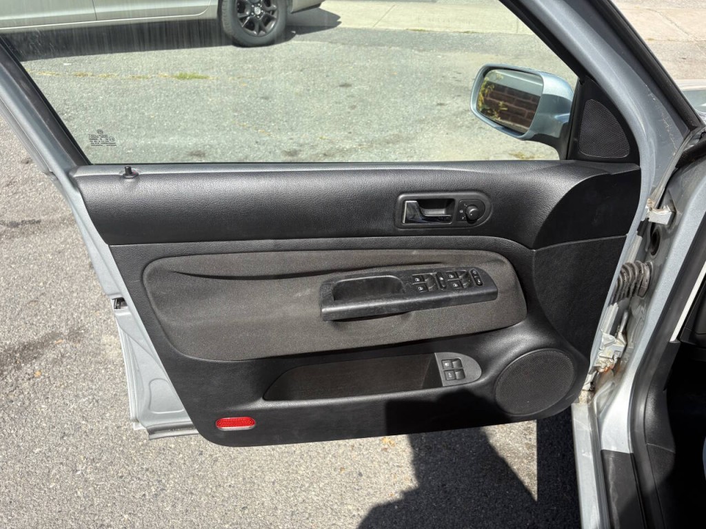 2003 Volkswagen Golf Image 10