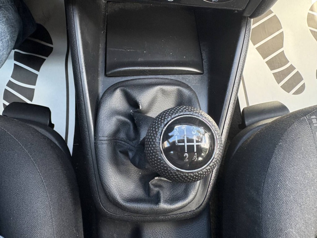 2003 Volkswagen Golf Image 12