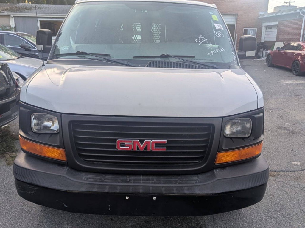 2005 GMC Savana Image 3