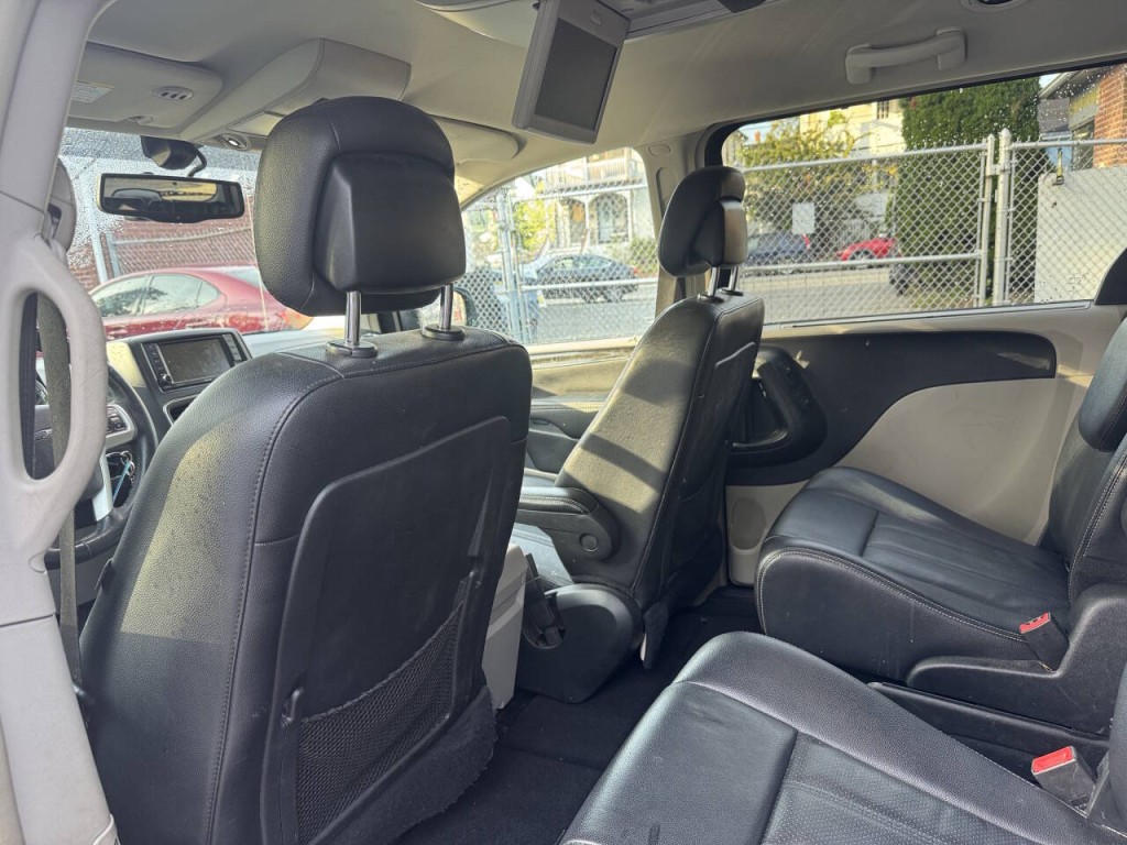 2015 Chrysler Town & Country Image 12
