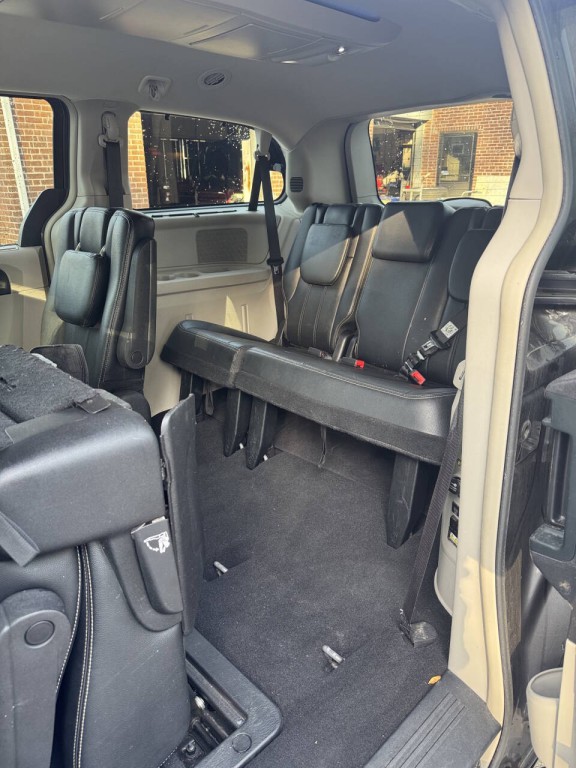 2015 Chrysler Town & Country Image 14