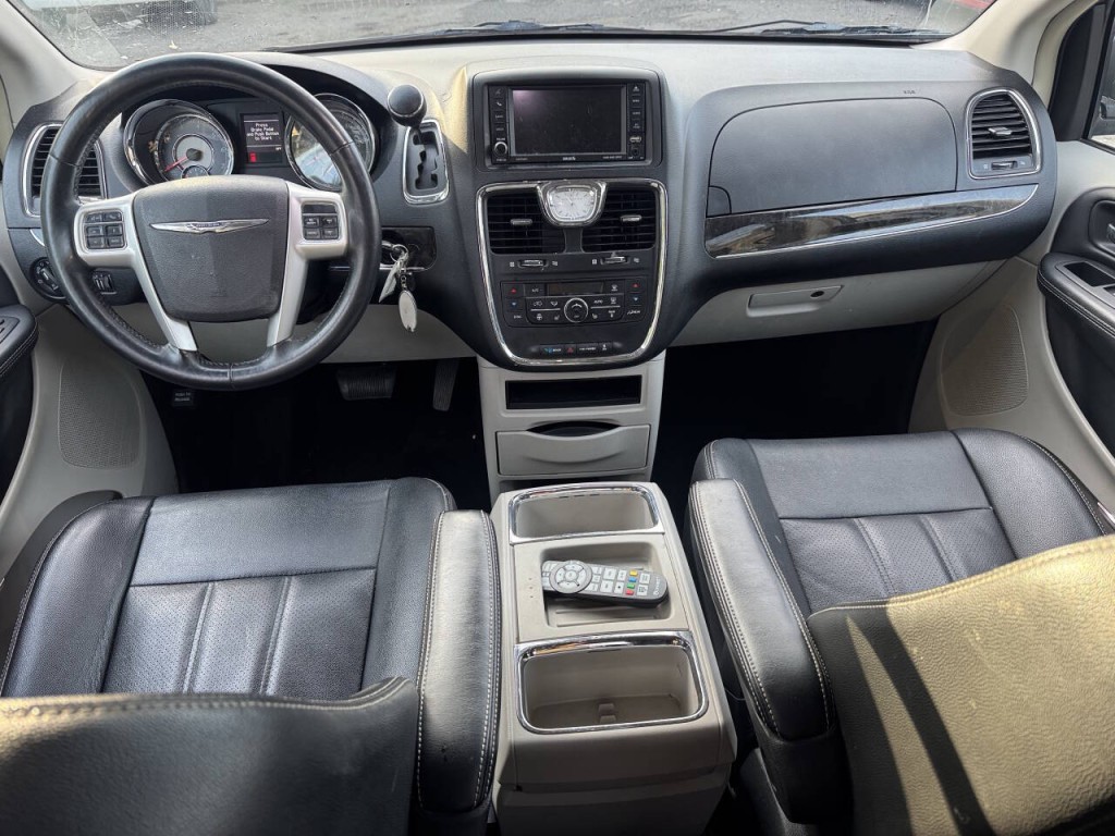 2015 Chrysler Town & Country Image 15