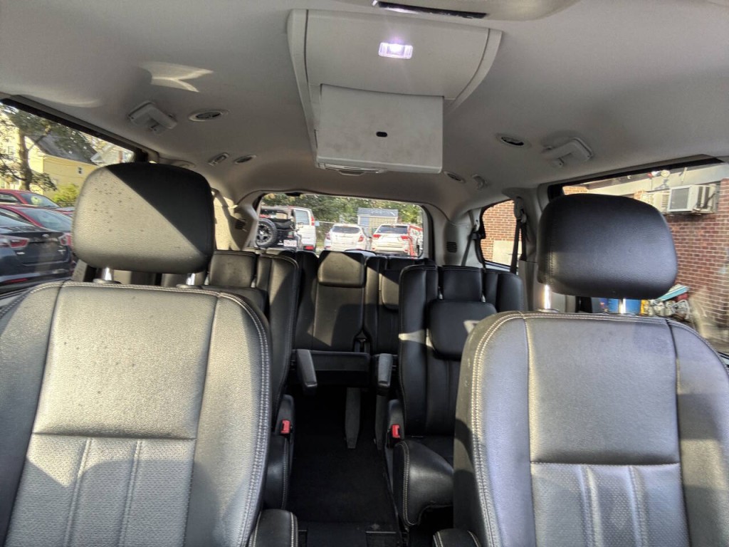 2015 Chrysler Town & Country Image 22