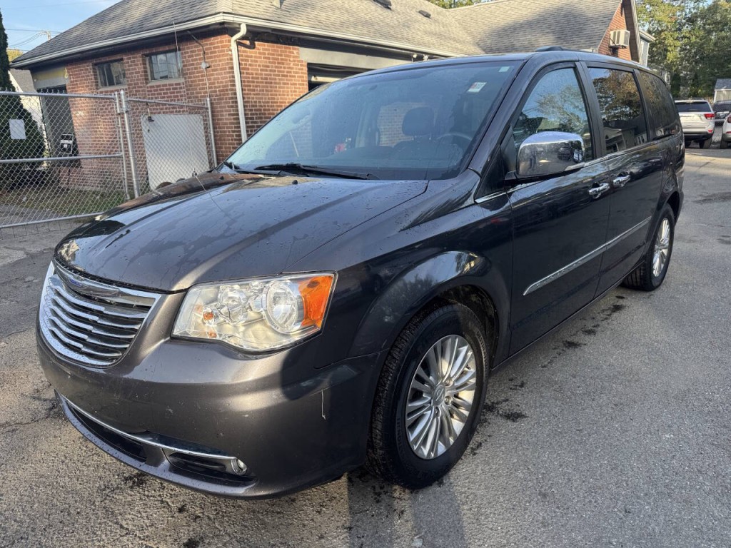 2015 Chrysler Town & Country Image 1