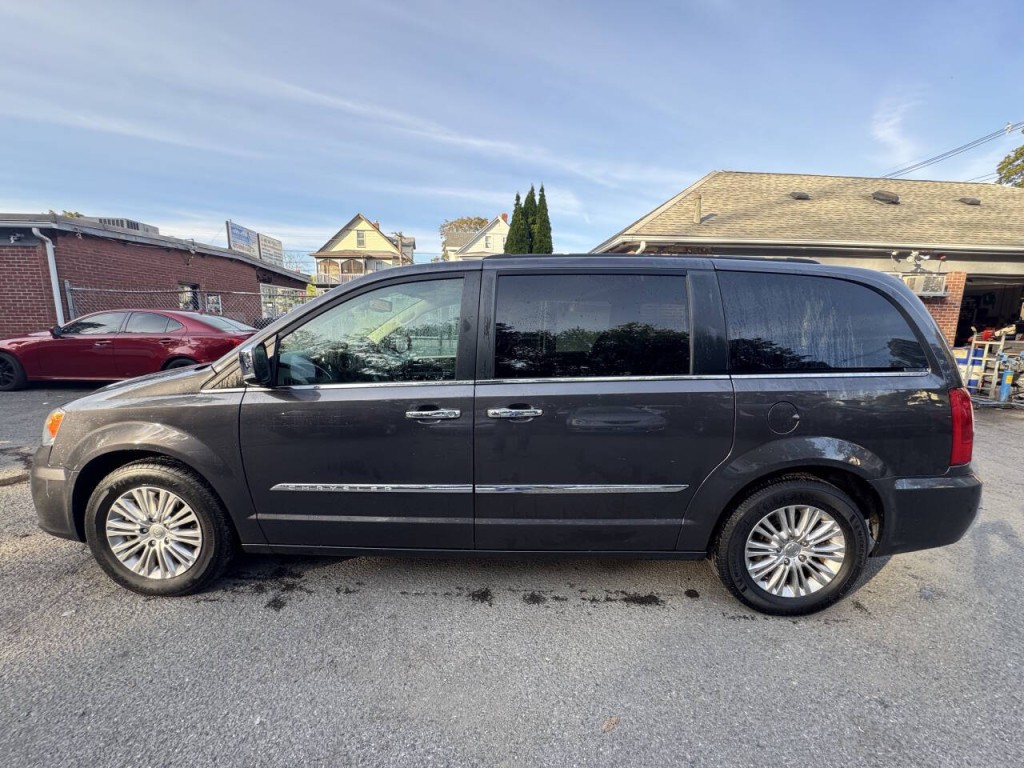 2015 Chrysler Town & Country Image 2