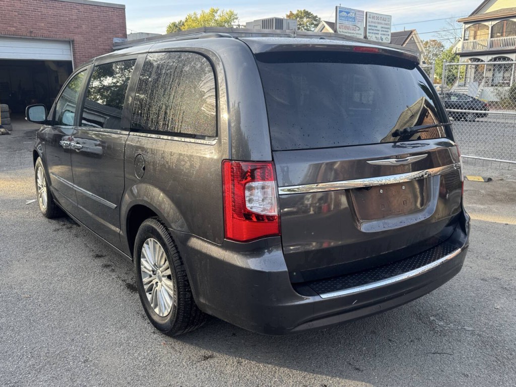 2015 Chrysler Town & Country Image 3