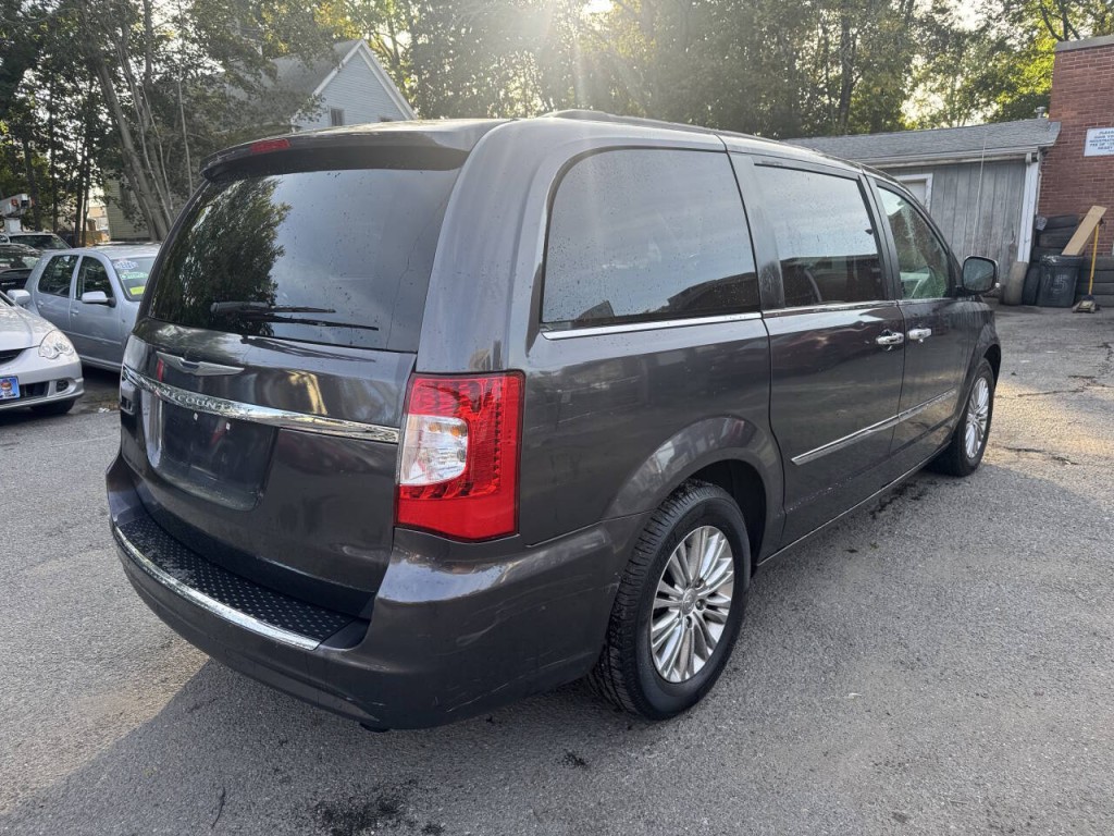 2015 Chrysler Town & Country Image 5
