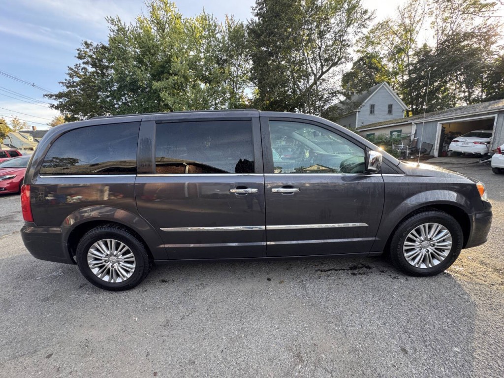 2015 Chrysler Town & Country Image 6