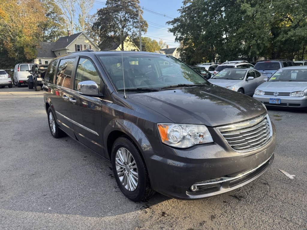 2015 Chrysler Town & Country Image 7